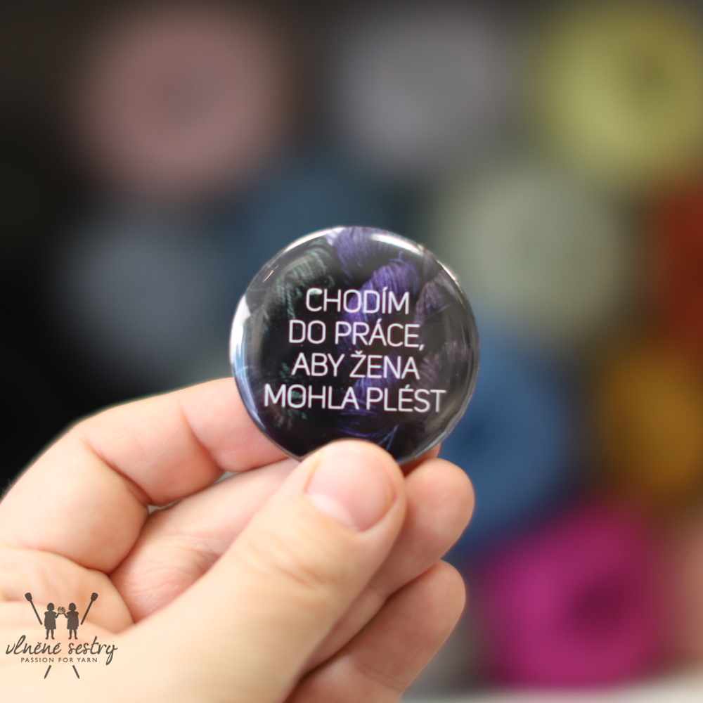 Placka "Chodím do práce, aby žena mohla plést"