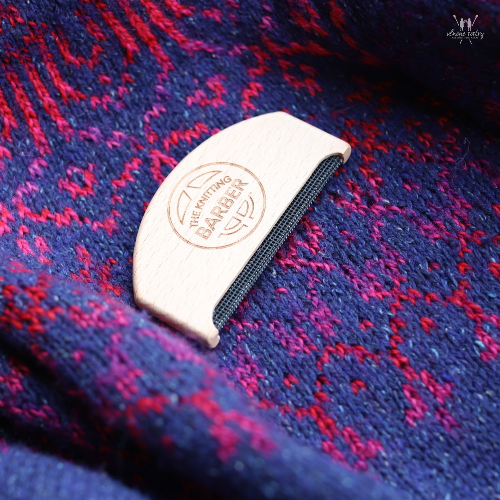 The Knitting Barber  - dřevěný odžmolkovač 